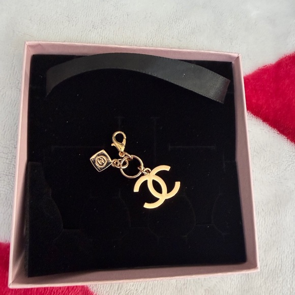 CHANEL Gold Logo Key Holder - Picture 3 of 6
